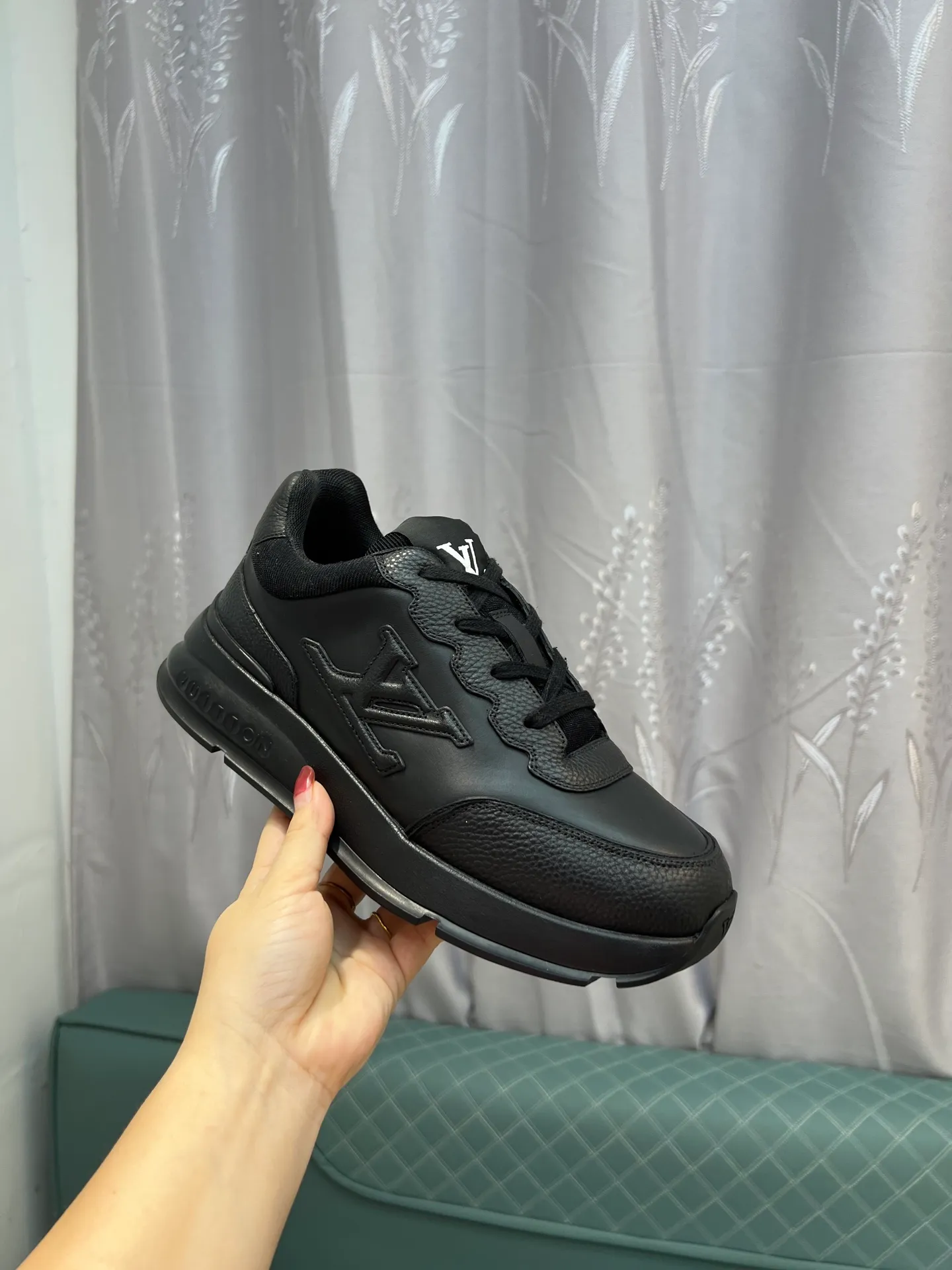 Men's shoes 💰640 LV | Louis Vuitton 2025𝐬𝐬 New spring and summer styles for couples, men's styles come out first. The counter features the latest casual shoes. Hard goods are new🆕 ❥Purchase level! Full of high-end feel! A popular model among bloggers at home and abroad, it’s retro and fashionable and looks amazing on your feet! Wear a lot of happiness! Mainly recommended model on the official website★ ▪️Upper: Original custom-made imported calfskin fabric ▪️Inner lining: breathable gauze imported from Italy ▪️Outsole: rubber foam ➕tpu high-end outsole ▪️Shoe size: 36-44 (customized for 45 and 46)